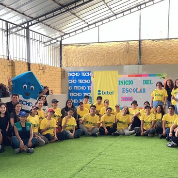 BITEL DONA MÁS DE 200 PACKS DE AYUDA A COLEGIO AFECTADO POR HUAICOS