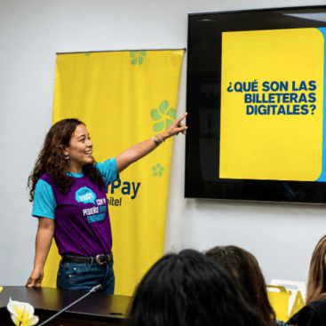 Bitel impulsa la educación digital y financiera de madres emprendedoras