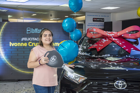 Ivonne Cruz eligió Mi Plan y ganó una camioneta Toyota Rav 4.
